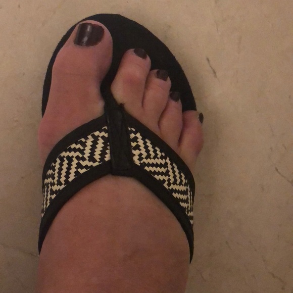 RUBBER BLACK AND WHITE WEDGE FLIP FLOPS - Picture 4 of 4